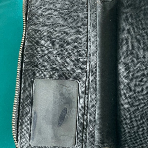 Michael Kors wallet - Picture 7 of 10